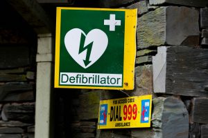 Defibrillator sign on a street